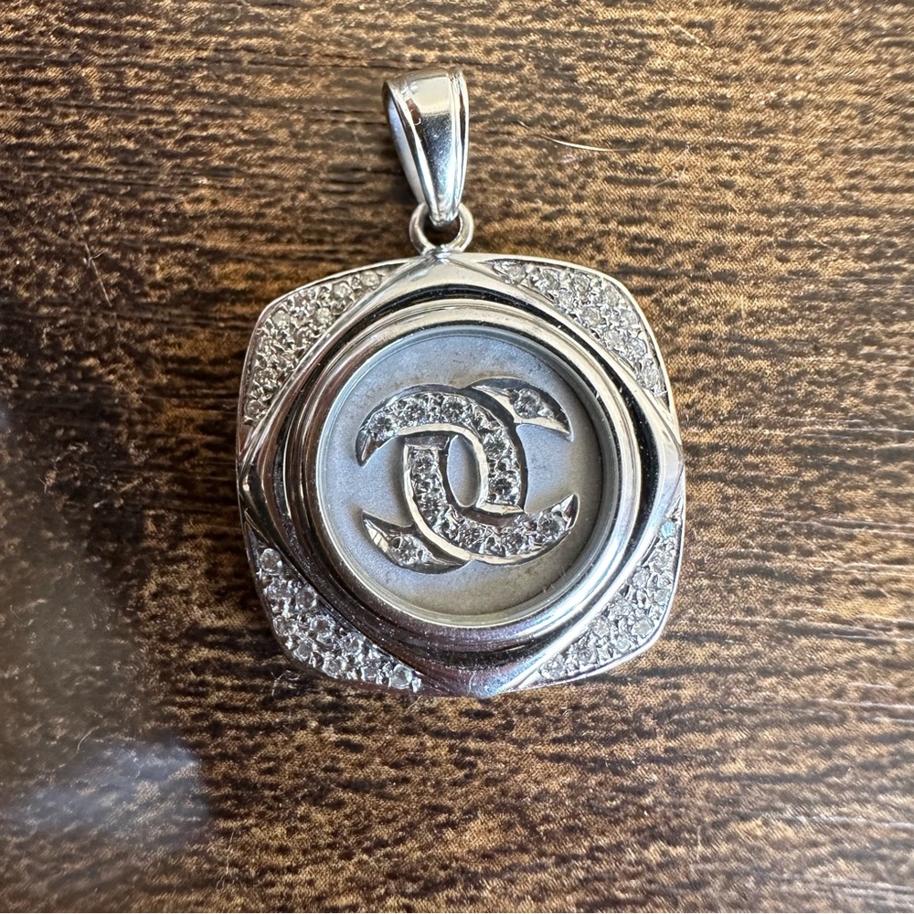 18k 750 white gold CC logo spinning moving articulated diamond pendant